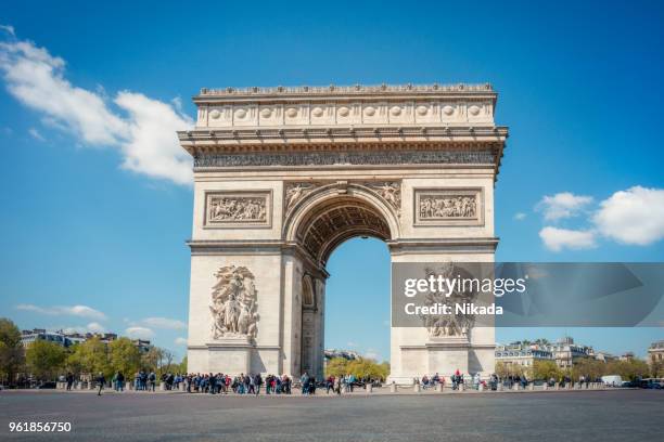 arc de triomphe, paris, frankrijk - avenue champs élysées stockfoto's en -beelden