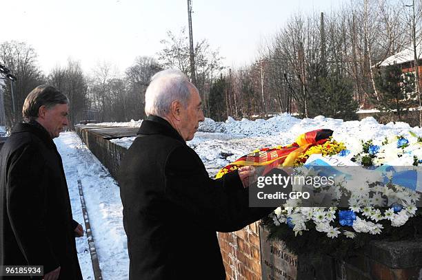 In this handout image supplied by the Israeli Government Press Office , German President Horst Koehler and Israeli President Shimon Peres lay down...