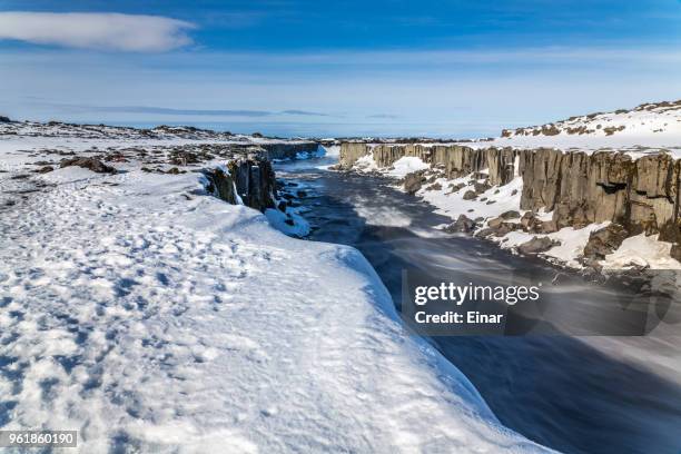 near dettifoss iceland - catarata dettifoss fotografías e imágenes de stock