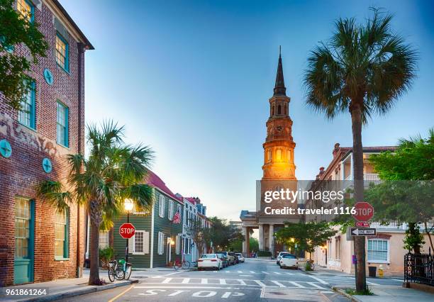 charleston, caroline du sud dans la soirée - south carolina photos et images de collection