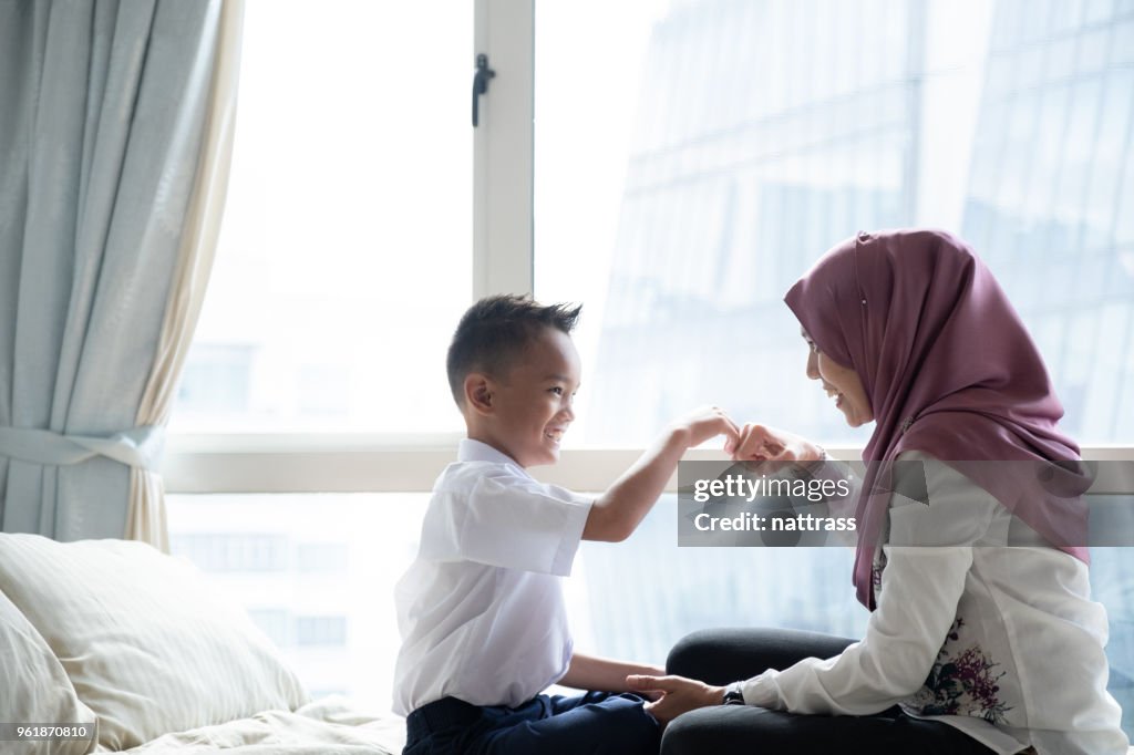 Mutter bekommt ihr Sohn für die Schule fertig