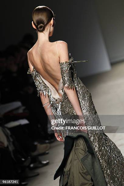 Model presents a creation by Dutch fashion designer Josephus Thimister during the spring-summer 2010 haute couture collection shows on January 24,...