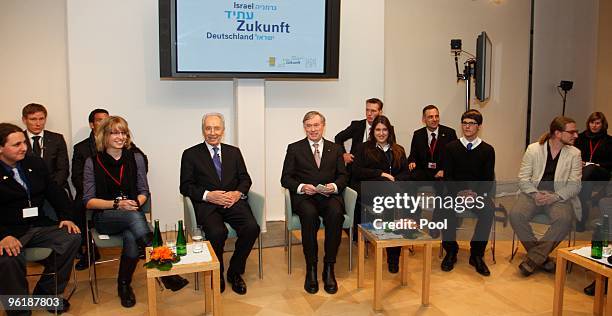 German President Horst Koehler and Israeli President Shimon Peres discus with youths at the Max-Liebermann-Haus on January 26, 2010 in Berlin,...