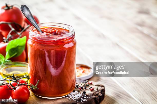 tomatensauce einmachglas - pikante sauce stock-fotos und bilder