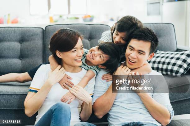familie besteden tijd samen - asian young family stockfoto's en -beelden