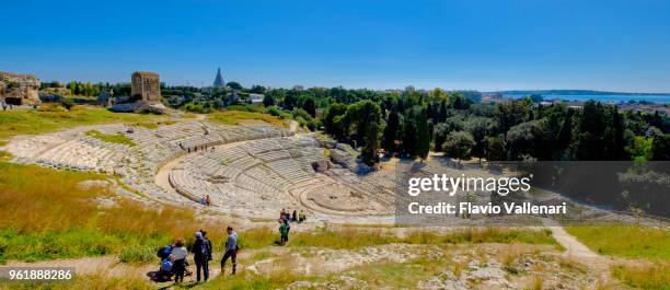 syracuse, grieks theater - sicilië, italië - klassiek theater stockfoto's en -beelden