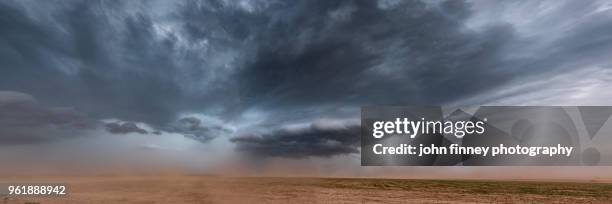 severe thunderstorm kicking up some dust over nw texas. usa - country texas lightning - fotografias e filmes do acervo