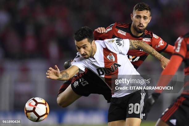 Argentina's River Plate forward Ignacio Scocco vies for the ball with Brazil's Flamengo defender Leo Duarte during their Copa Libertadores group D...