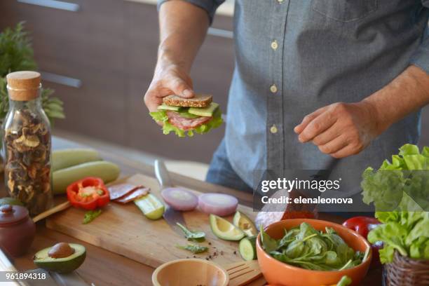 man koken in de keuken - making a sandwich stockfoto's en -beelden