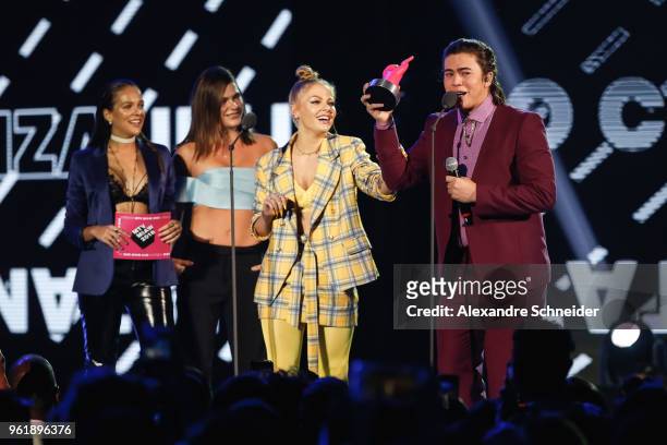 Luisa Sonza and Whindersson Nunes receives an award during the MTV MIAW 2018 at Citibank Hall on May 23, 2018 in Sao Paulo, Brazil.