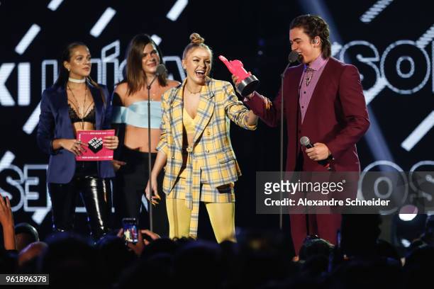 Luisa Sonza and Whindersson Nunes receives an award during the MTV MIAW 2018 at Citibank Hall on May 23, 2018 in Sao Paulo, Brazil.