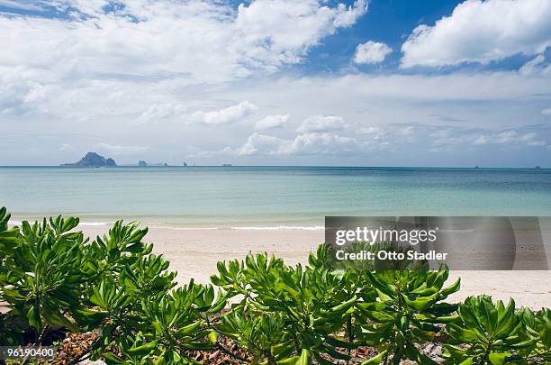 sandy nopparat thara beach, krabi, thailand - ao nang fotografías e imágenes de stock