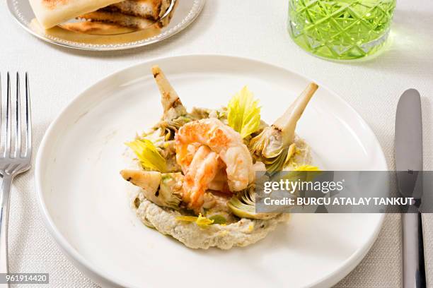 jumbo shrimps with artichokes - alcachofra imagens e fotografias de stock