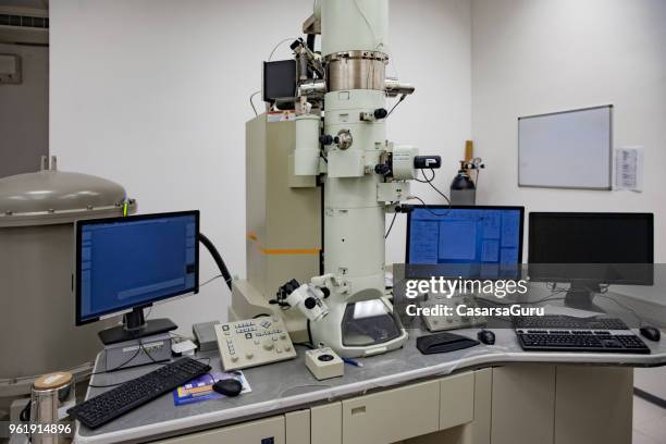 fältet utsläpp elektronmikroskop i laboratorium - skanningelektronmikroskop bildbanksfoton och bilder