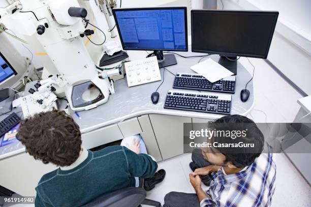 scientists using field emission electron microscope in laboratory - electron microscope stock pictures, royalty-free photos & images