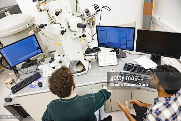 scientists using field emission electron microscope in laboratory - microscópio eletrónico de varrimento imagens e fotografias de stock