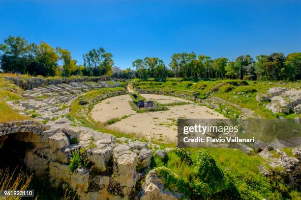 siracusa, anfiteatro romano - sicilia, italia - teatro all'aperto foto e immagini stock