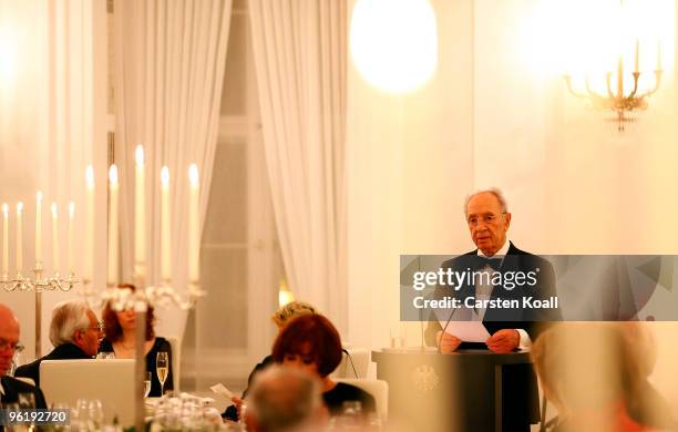 Israeli President Shimon Peres gives a speach during a gala dinner given by German President Horst Koehler in honour to the Israeli President on...