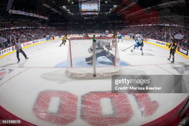 Stuart Skinner of Swift Current Broncos defends the net against the Hamilton Bulldogs during game four of the MasterCard Memorial Cup at Brandt...