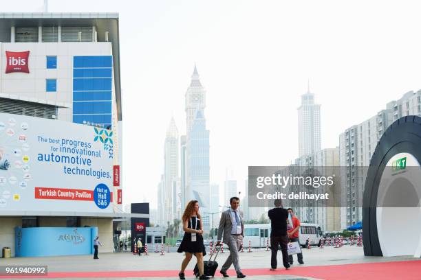 skyline della città sul retrogrdound e persone di fronte al dubai world trade centre - world trade centre dubai foto e immagini stock