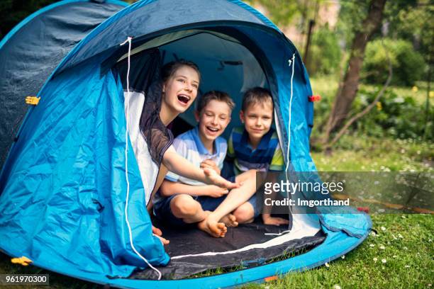 enfants jouant le camping en tente dans le jardin - camping kids photos et images de collection