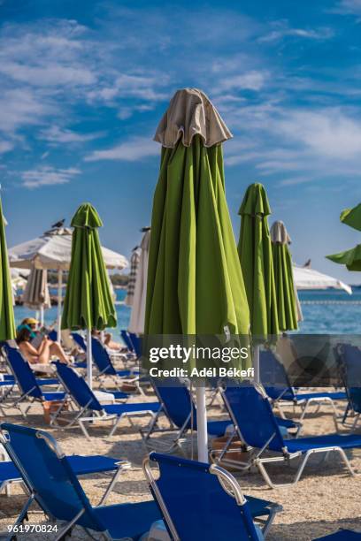 closed beach umbrellas - ehemalige griechische währung stock-fotos und bilder