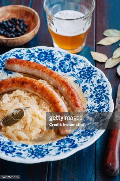 bratwurst mit sauerkraut - wacholderbeeren stock-fotos und bilder