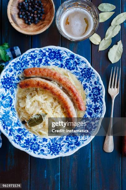 bratwurst mit sauerkraut - wacholderbeeren stock-fotos und bilder