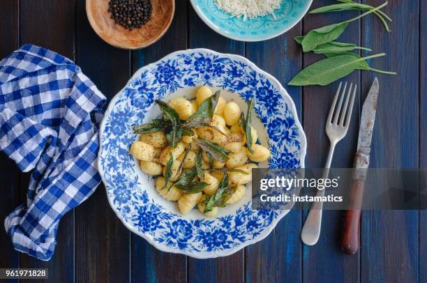 gnocchi with sage, butter and pepper - tradition imagens e fotografias de stock