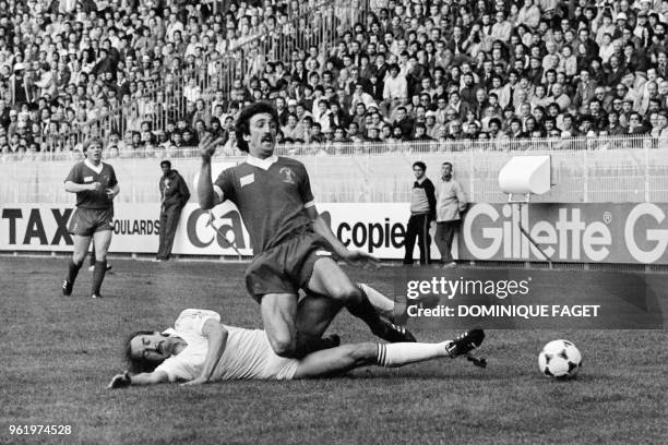 Liverpool's Scottish midfielder David Johnson is tackled by Real Madrid's miedfielder Uli Stielike during the European Cup final football match...