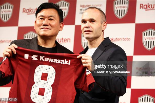 New Vissel Kobe player Andres Iniesta and Rakuten Inc. CEO Hiroshi Mikitani attend attends a press conference on May 24, 2018 in Tokyo, Japan.