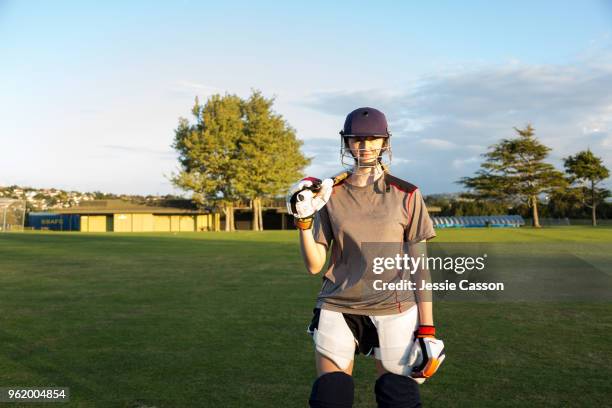 portrait of a female cricketer wearing protective helmet - ropa protectora deportiva fotografías e imágenes de stock