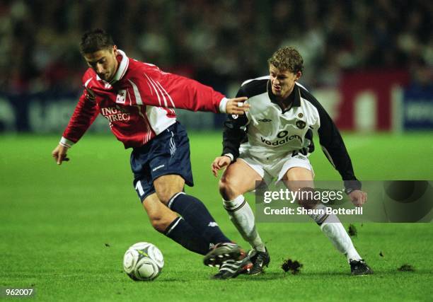 Johnny Ecker of Lille shields the ball from Ole Gunnar Solskjaer of Man Utd during the UEFA Champions League First Stage Group G match between Lille...