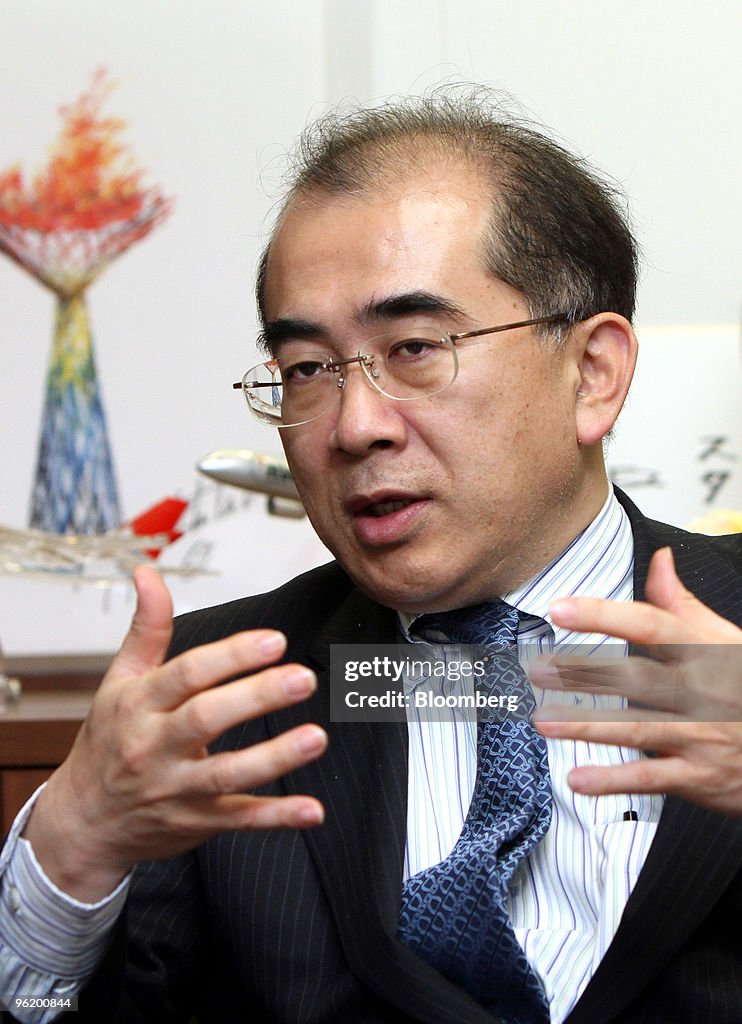 Japan Tourism Backs Ending Chinese Visitors' Salary Requirement