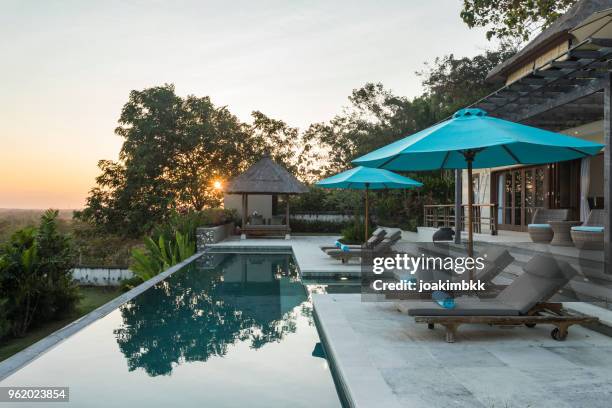 sunrise in een luxe villa met zwembad in bali - villa pool stockfoto's en -beelden