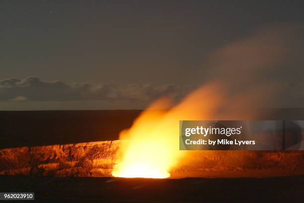 glowing vent in halemaumau crater, may 2011 - cratera de halemaumau - fotografias e filmes do acervo