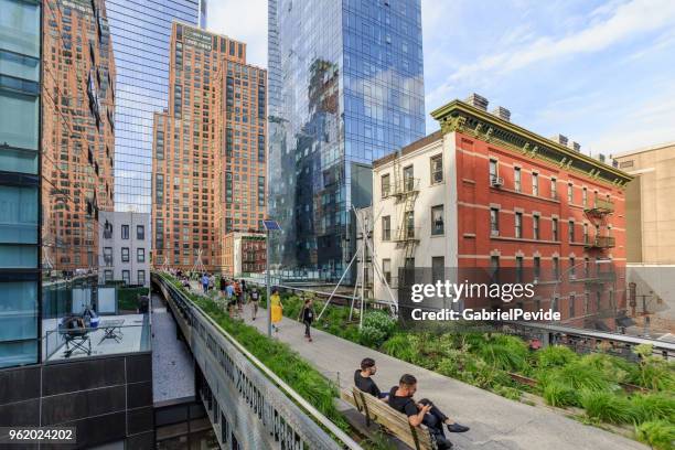 la ciudad de manhattan new york high line park - chelsea new york fotografías e imágenes de stock