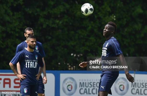Italy's striker Mario Balotelli and Italy's forward Lorenzo Insigne take part in a training session on May 24, 2018 at Coverciano's training camp...