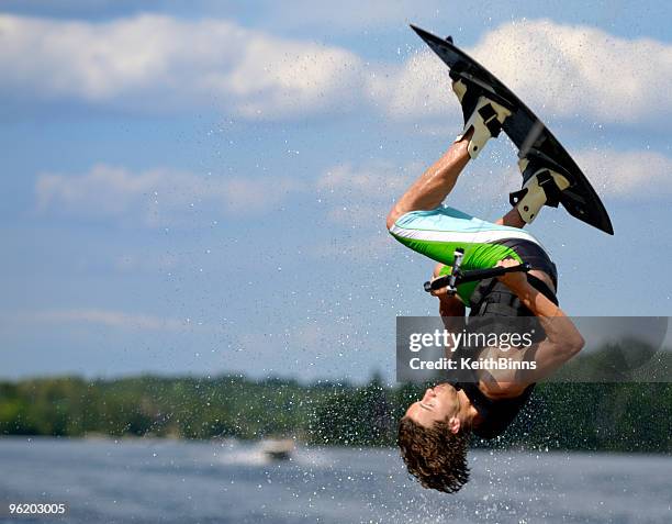wakeboarden flip - wakeboarden stock-fotos und bilder