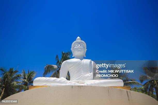 white buddha in thailand. - giant stone heads stock pictures, royalty-free photos & images