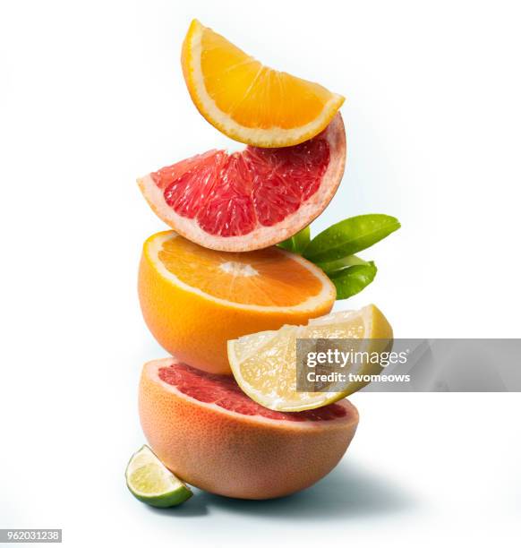 citrus fruits stack still life. - sappig stockfoto's en -beelden