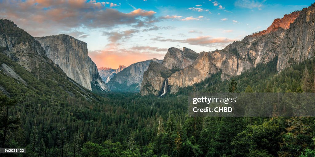 Panorama över Yosemite Valley i solnedgången