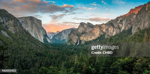 panorama över yosemite valley i solnedgången - sierra nevada i kalifornien bildbanksfoton och bilder