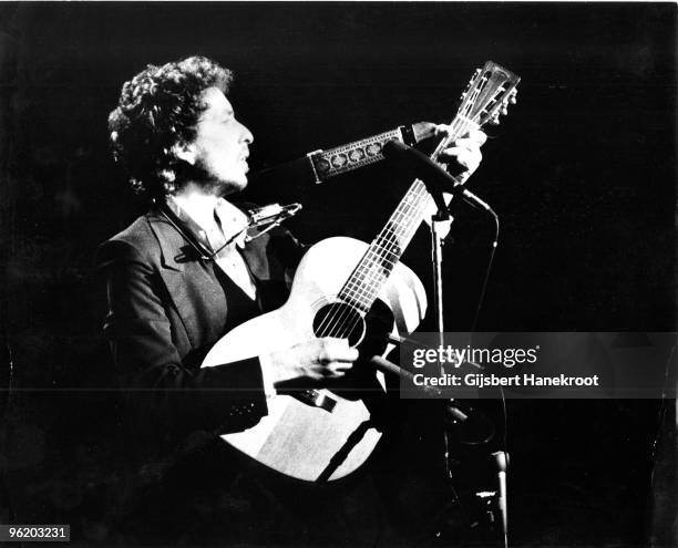 Bob Dylan performs live on stage with The Band at Madison Square Garden, New York as part of his 1974 Tour Of America on January 30 1974