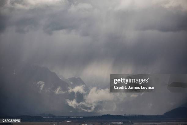 coast mountains outside vancouver, bc - british columbia coast mountains stockfoto's en -beelden