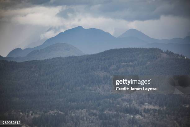 coast mountains outside vancouver, bc - british columbia coast mountains stockfoto's en -beelden