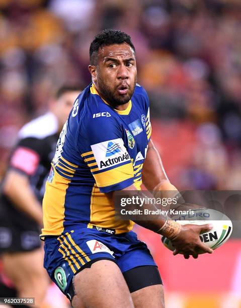 Siosaia Vave of the Eels looks to pass during the round 12 NRL match between the Brisbane Broncos and the Parramatta Eels at Suncorp Stadium on May...