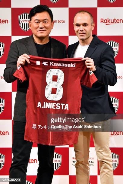 Vissel Kobe new signing Andres Iniesta and Rakuten CEO Hiroshi Mikitani pose for photographs during a press conference on May 24, 2018 in Tokyo,...