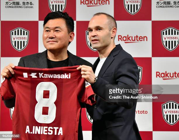 Vissel Kobe new signing Andres Iniesta and Rakuten CEO Hiroshi Mikitani pose for photographs during a press conference on May 24, 2018 in Tokyo,...
