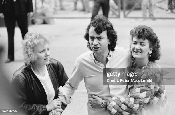 Gerry Conlon, one of the 'Guildford Four' leaves the Old Bailey, London, with his sisters, after the sentences in the case were quashed, 19th October...